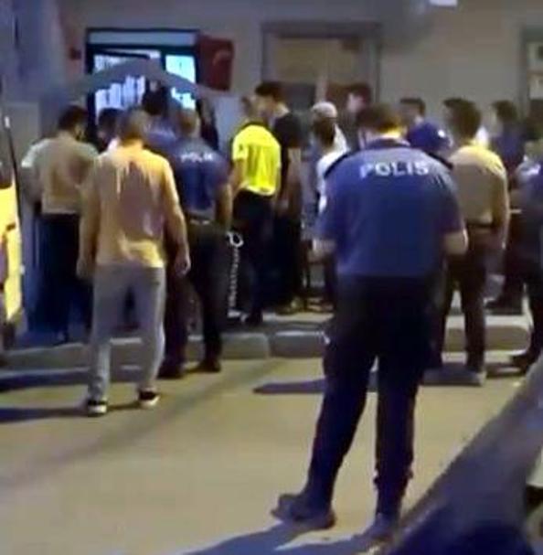 Avcılarda kavga sonrası eve kaçan şüpheli camı kırdı; 2si polis, 4 yaralı