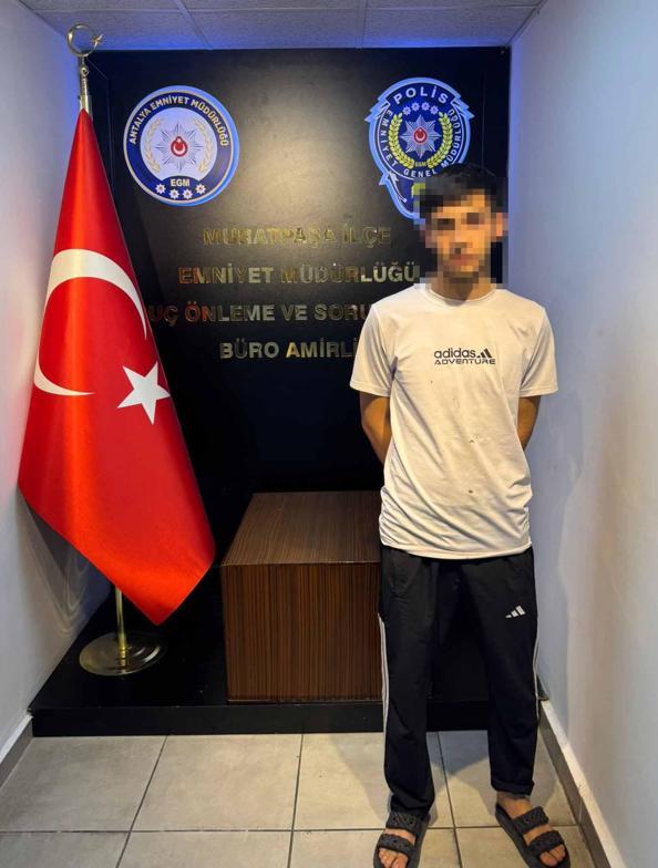 Bankta oturan kişiyi dövüp, parasını gasbetti