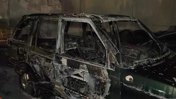 Sarıyer’de otoparktaki 5 otomobil yandı