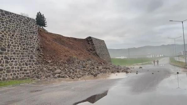 Şırnakta istinat duvarının yıkıldığı anlar kamerada