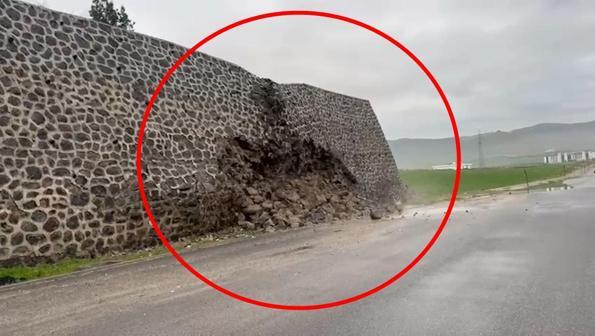 Şırnakta istinat duvarının yıkıldığı anlar kamerada