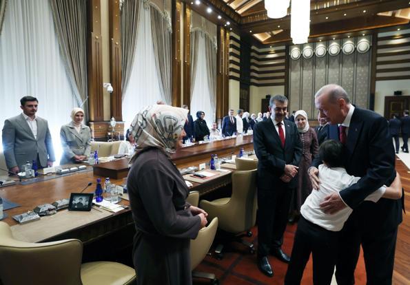 Cumhurbaşkanı Erdoğan, Kahramanmaraştaki okul saldırısında hayatını kaybeden öğrencilerin ailelerini kabul etti