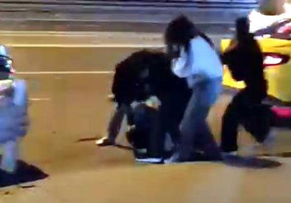 Esenyurtta sokak ortasında laf atma kavgası kamerada