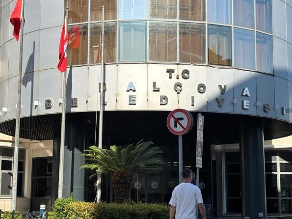 İzmirde Seferihisar ve Balçova Belediye başkanları gözaltına alındı