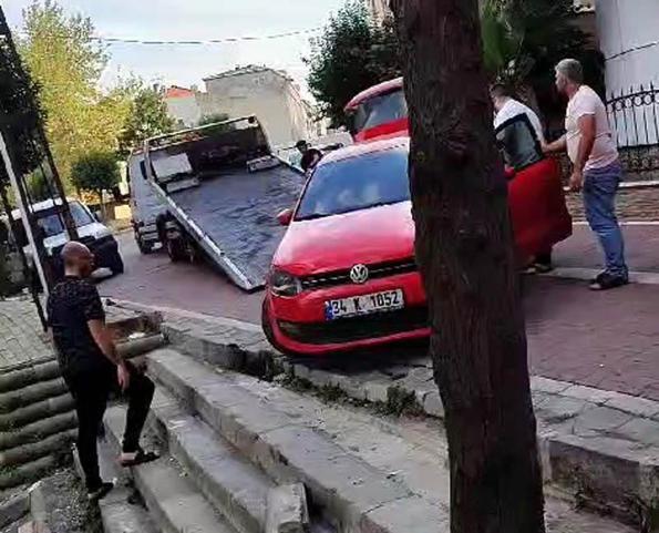 Avcılar’da manevra yaparken merdivenlerde asılı kaldı