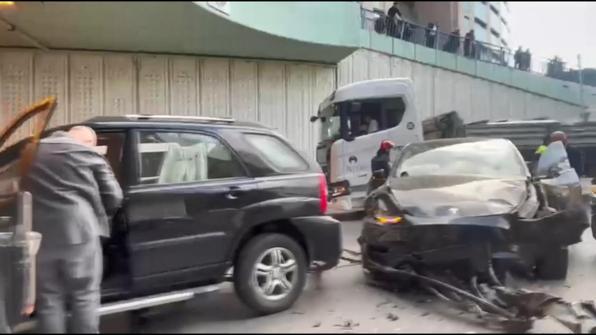 Şişlide alt geçitte 5 aracın karıştığı zincirleme kaza: 1 doktor yaralandı