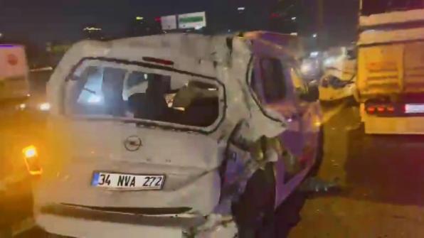 Bağcılar TEM Otoyolunda zincirleme kaza; trafik yoğunluğu oluştu