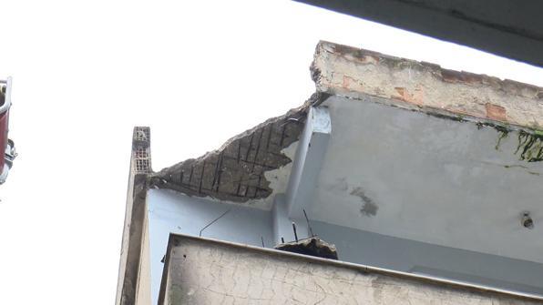 Bağcılarda apartmanın çatısından kopan parçalar 2 otomobilin üzerine düştü