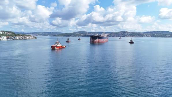 İDA saldırısında hasar alan petrol tankeri, 4 ay sonra İstanbul Boğazından geçti