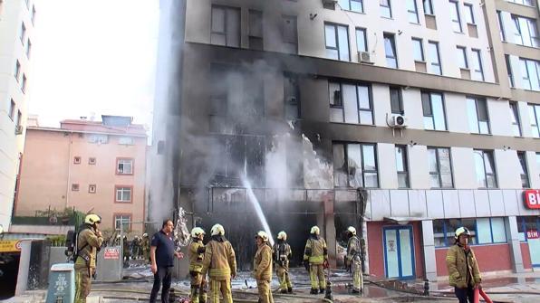 Pendik’te iş yeri alev alev yandı