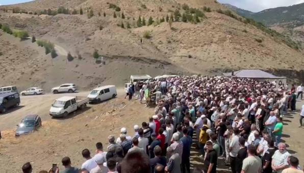 Kazada ölen aynı aileden 4 kişi toprağa verildi