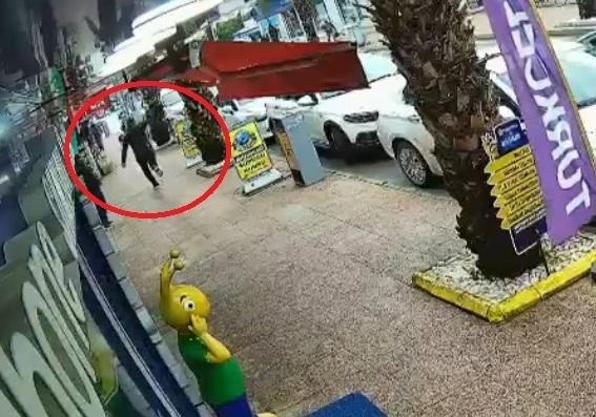 Tabancayla kuyumcuya girip 100 gram altını aldı, havaya ateş açıp kaçtı