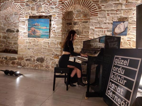 Ceren Özdemir Sanat Fonu için sergi ve konser düzenlendi
