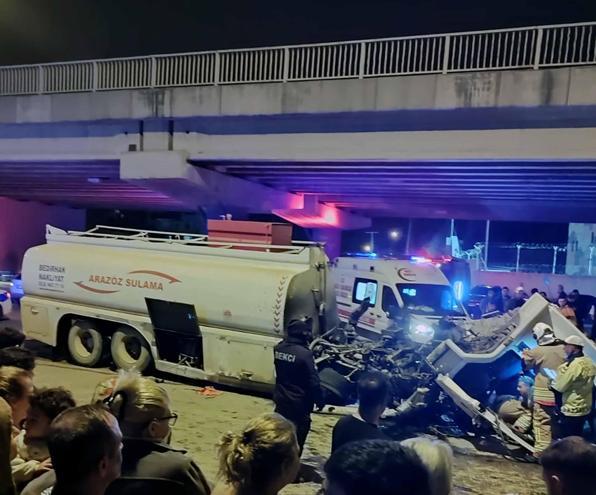 Arazözün otomobil ile istinat duvarına çarptığı kaza kamerada; 1 ölü, 1 yaralı