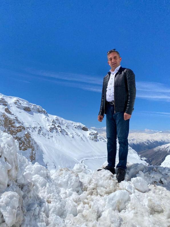 Vanda kapanan yollar açıldı, kara saplanan 3 minibüs kurtarıldı