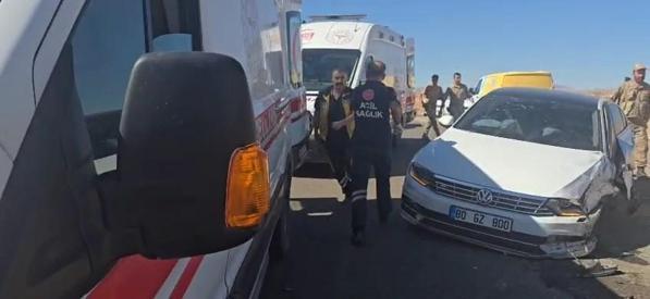Hafif ticari araç ile otomobil çarpıştı: 8 yaralı