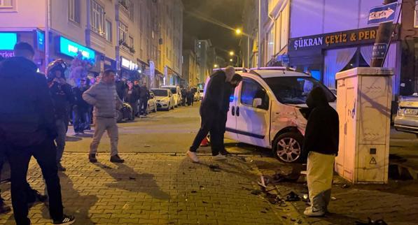 Kaza sırasında savrulan motosiklet sürücüsü yayaya çarptı; o anlar kamerada