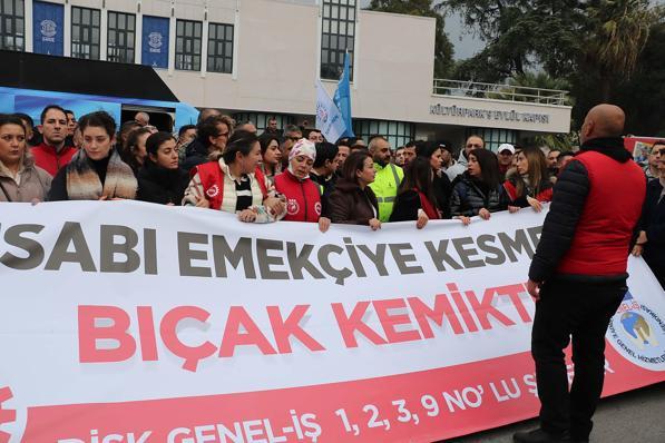 İzmir Büyükşehir Belediyesinde maaşları kesintiye uğrayan işçilerden eylem