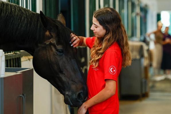 Milli binici Alin Yazıcı, Almanya’daki şampiyonadan dereceyle döndü: ‘Hayalimdi, gururluyum’