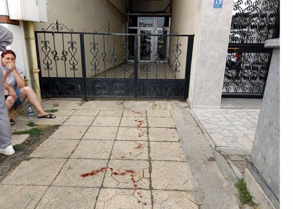 Boşanma aşamasındaki eşini boğazından bıçaklayarak ağır yaraladı