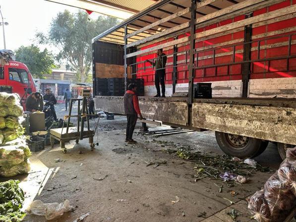 İşçiler teneke kovada yaktıkları ateşte ısınırken patlama oldu: o anlar kamerada