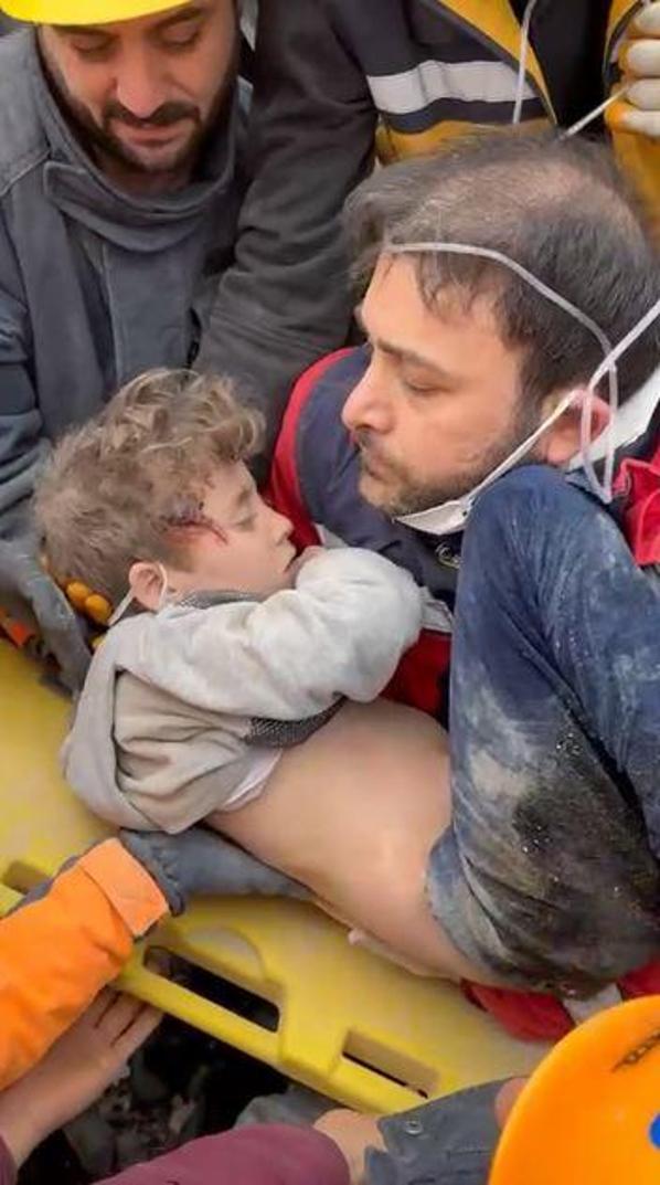 6 yaşındaki Beşir, 81’inci saatte enkazdan sağ çıkarıldı