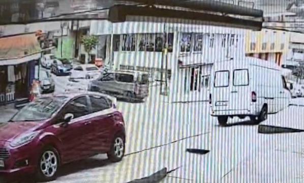 Sultangazide yol verme tartışması; hafif ticari aracın çarptığı otomobildeki 5 kişi kaçtı