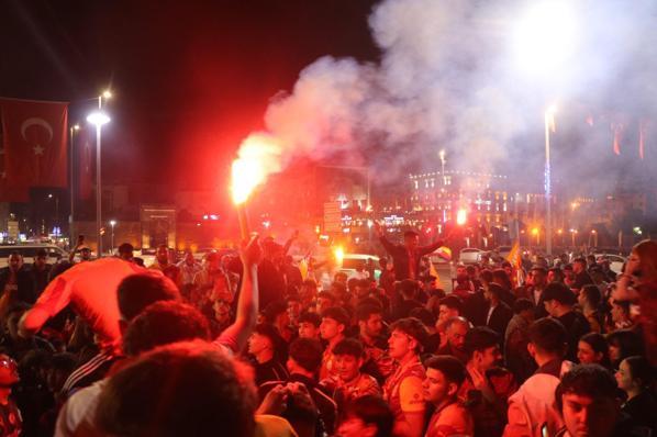 Galatasaray taraftarlarından coşkulu kutlama