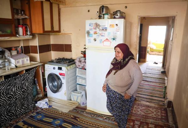 Yıkılacak binada bir başına kaldı