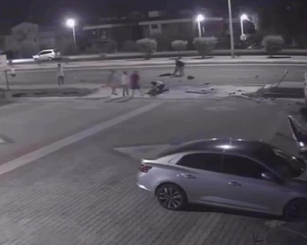 Kaldırıma çarpan ambulanstaki 3 sağlık çalışanı yaralandı; kaza kamerada