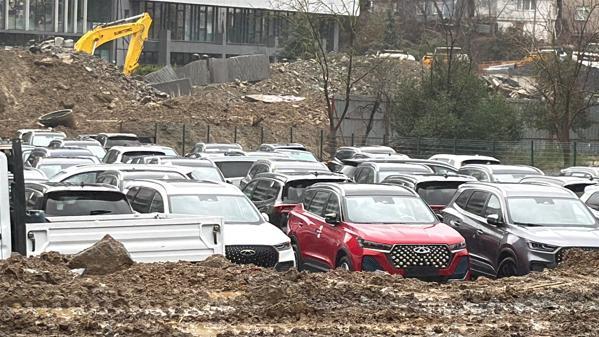 Sarıyerde yağış sonrası otoparktaki sıfır araçlar su içinde kaldı