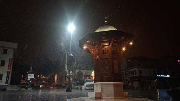 Bursa’da etkili olan kar yağışı, kent merkezini beyaza bürüdü