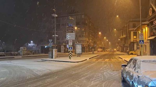 Bursa’da etkili olan kar yağışı, kent merkezini beyaza bürüdü