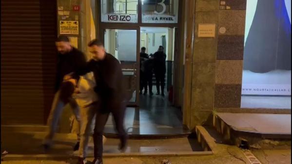 Şişlide plaza kurşunlayan 5 kişi silahlarla birlikte yakalandı