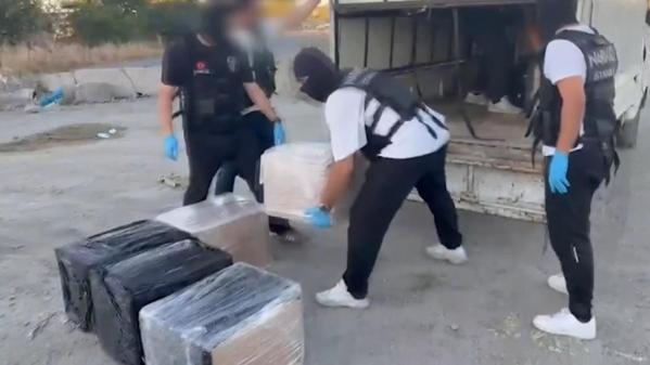 Zeytinburnunda uyuşturucu operasyonu; 83 kilogram skunk ele geçirildi