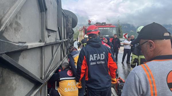 Isparta- Antalya kara yolunda yolcu otobüsü devrildi