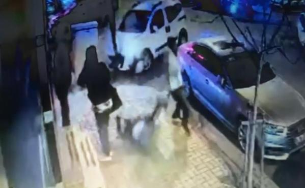 Kaza sırasında savrulan motosiklet sürücüsü yayaya çarptı; o anlar kamerada