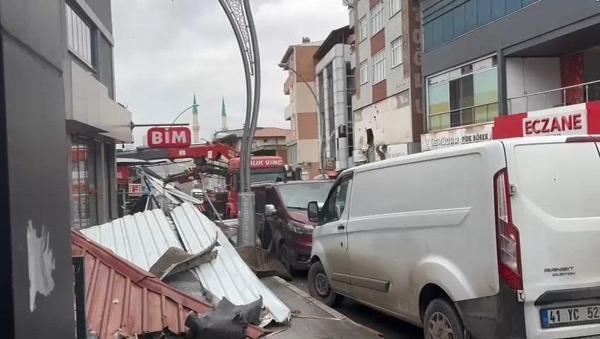 Çatıdan kopan yalıtım malzemesi caddeye düştü; o anlar kamerada