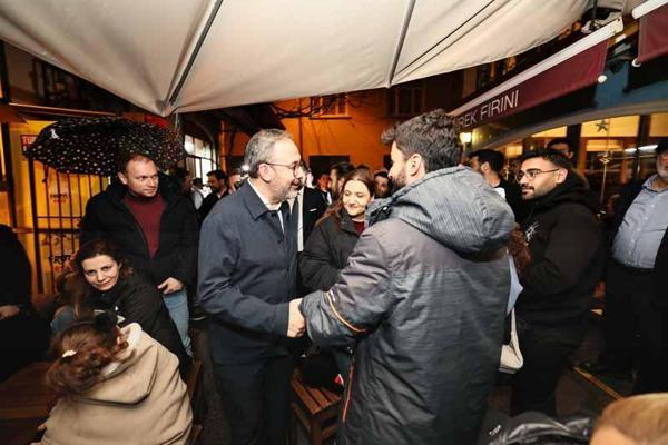 AK Parti’li Kasapoğlu, İzmir’de vatandaşlarla sahurda bir araya geldi