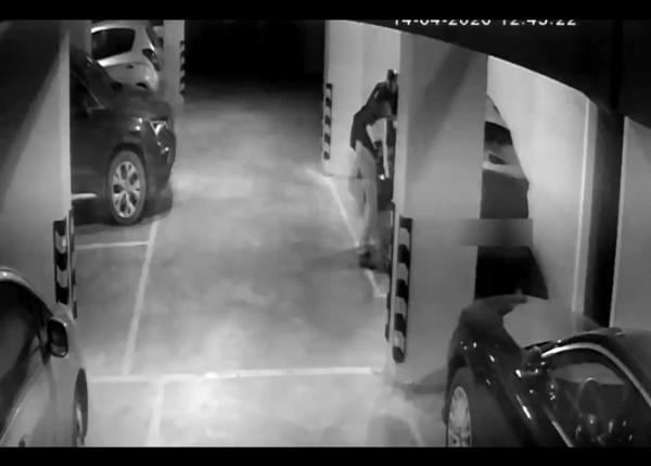 Ümraniyede park halindeki otomobilden 2 kilo altın ve 60 bin Avro çalan şüpheli kamerada