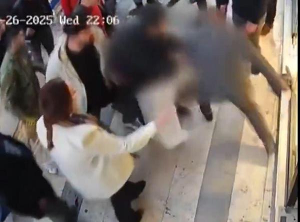 Boşanma aşamasındaki eşi tarafından bıçaklandı; saldırı kamerada