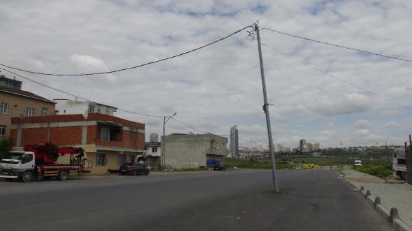 Avcılarda kaldırım geriye alındı, direk yolda kaldı