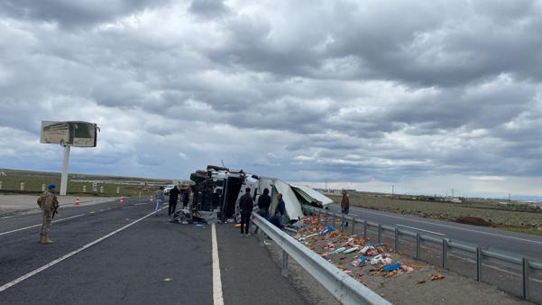 Diyarbakır’da, devrilen elma yüklü TIR’ın şoförü öldü