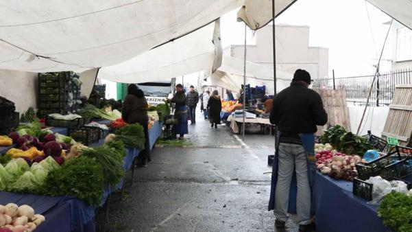 İstanbulda fırtına etkili oluyor; yollar göle döndü, çatılar uçtu
