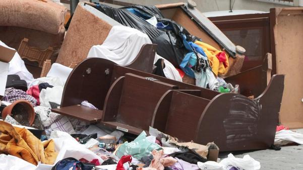 Esenyurtta evden çıkarmak istediği kiracısının eşyalarını sokağa attı