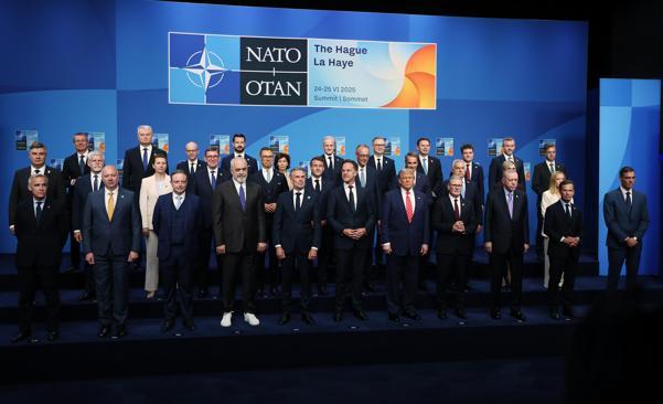 Cumhurbaşkanı Erdoğan, NATO Devlet ve Hükümet Başkanları Zirvesi’nde aile fotoğrafı çekimine katıldı