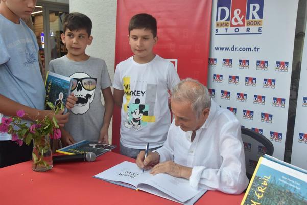 Ressam Devrim Erbil fırçasını kaleme döktüğü kitabını Bodrumda çocuklar için imzaladı