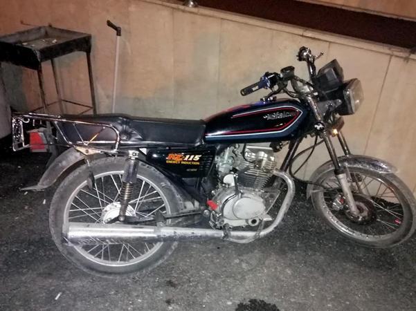 Yüzlerini şapkayla gizleyip husumetlisinin evini kurşunladılar, 5 kilometrelik takiple yakalandılar