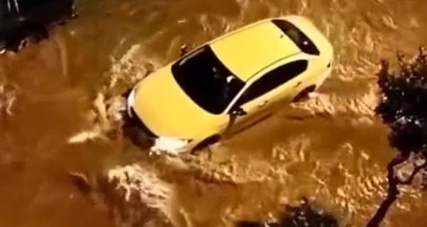 Kuşadası’nda fırtına ve sağanak: Evlerin çatıları uçtu, araçlar yollarda mahsur kaldı