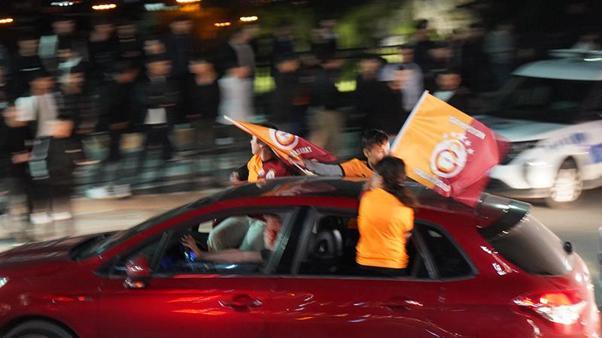 Galatasaray taraftarlarından coşkulu kutlama